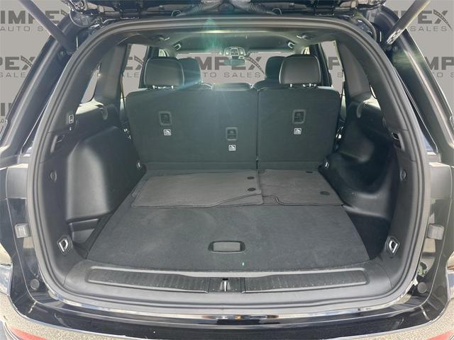 Photo of 2024 Diamond Black Crystal Pearlcoat Jeep Grand Cherokee