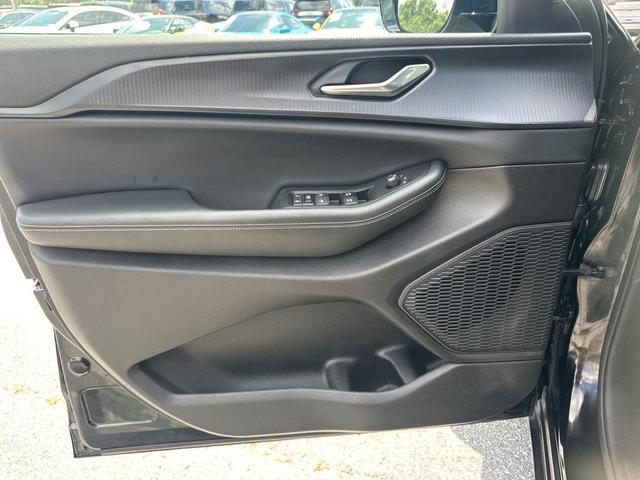Photo of 2024 Diamond Black Crystal Pearlcoat Jeep Grand Cherokee