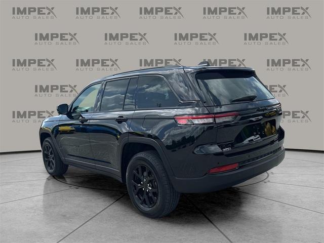 Photo of 2024 Diamond Black Crystal Pearlcoat Jeep Grand Cherokee