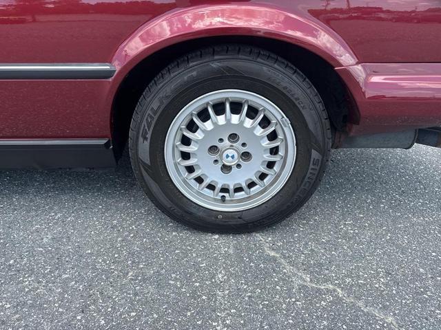 Photo of 1990 Burgundy BMW 325