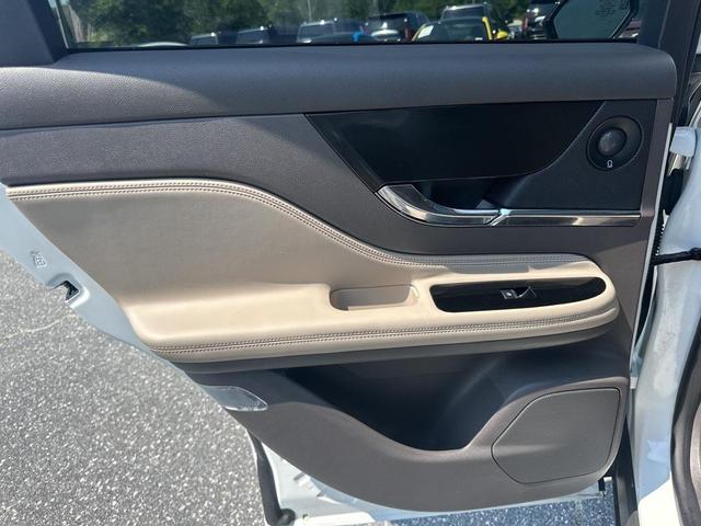 Photo of 2023 Pristine White Metallic Tri-Coat Lincoln Corsair
