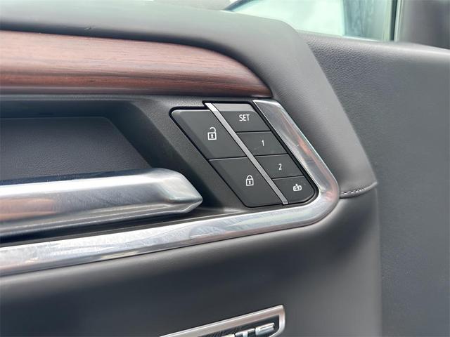 Photo of 2023 White Frost Tricoat GMC Sierra 1500