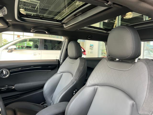 Photo of 2024 White Metallic MINI Hardtop