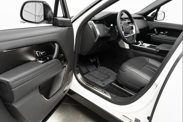 Photo of 2024 Ostuni Pearl White Metallic Land Rover Range Rover
