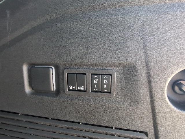 Photo of 2024 Iridescent Pearl Tricoat Chevrolet Suburban