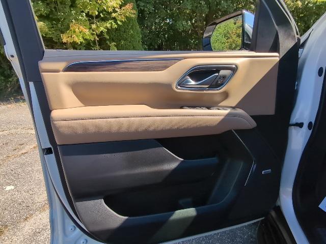 Photo of 2024 Iridescent Pearl Tricoat Chevrolet Suburban