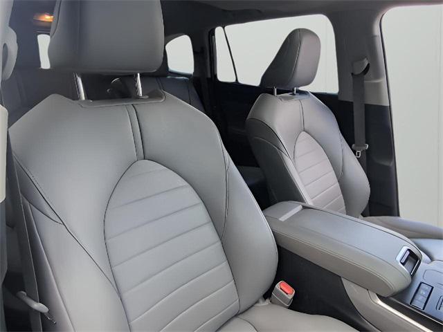Photo of 2021 Celestial Silver Metallic Toyota Highlander Hybrid