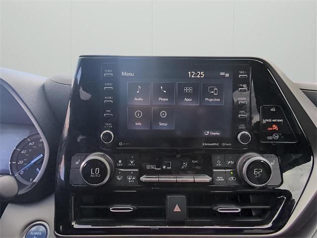Photo of 2021 Celestial Silver Metallic Toyota Highlander Hybrid
