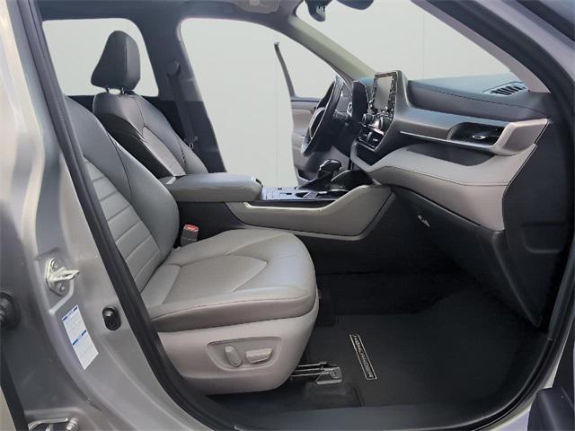 Photo of 2021 Celestial Silver Metallic Toyota Highlander Hybrid