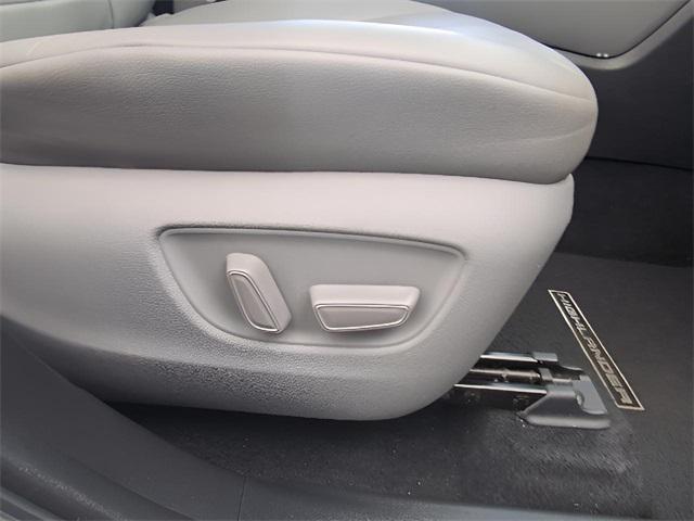 Photo of 2021 Celestial Silver Metallic Toyota Highlander Hybrid