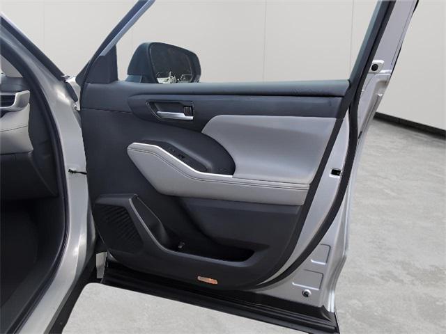 Photo of 2021 Celestial Silver Metallic Toyota Highlander Hybrid