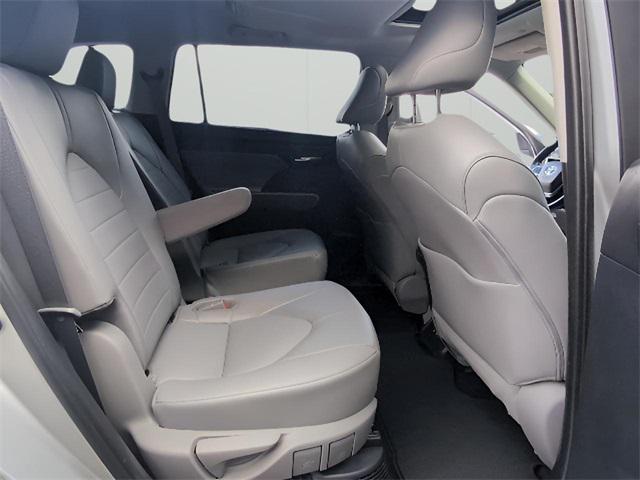 Photo of 2021 Celestial Silver Metallic Toyota Highlander Hybrid