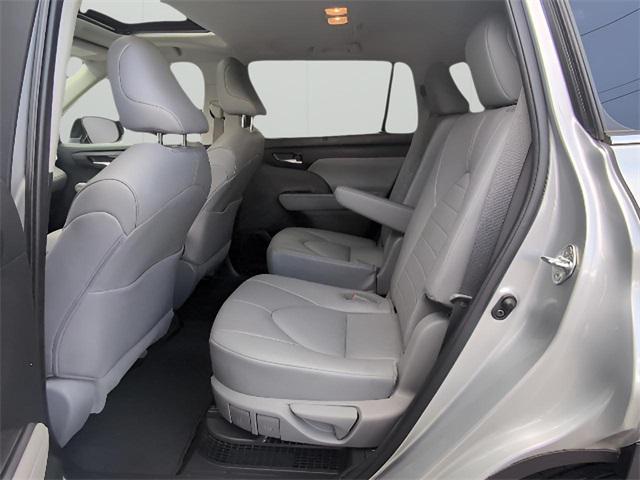 Photo of 2021 Celestial Silver Metallic Toyota Highlander Hybrid