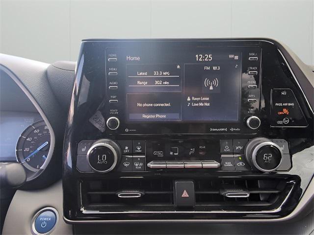 Photo of 2021 Celestial Silver Metallic Toyota Highlander Hybrid