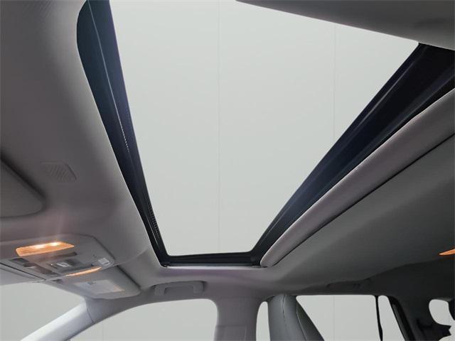 Photo of 2021 Celestial Silver Metallic Toyota Highlander Hybrid