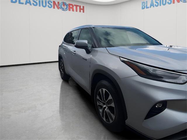 Photo of 2021 Celestial Silver Metallic Toyota Highlander Hybrid