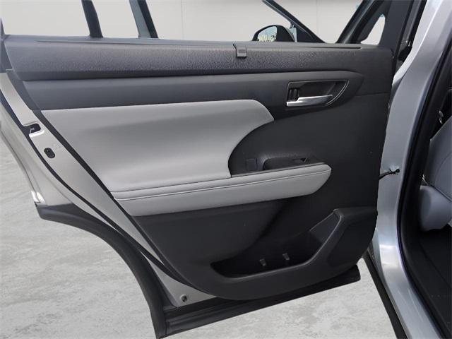 Photo of 2021 Celestial Silver Metallic Toyota Highlander Hybrid