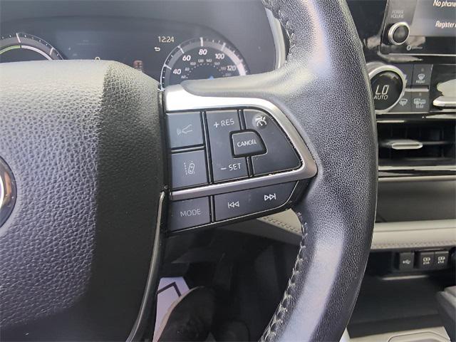 Photo of 2021 Celestial Silver Metallic Toyota Highlander Hybrid