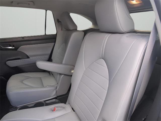Photo of 2021 Celestial Silver Metallic Toyota Highlander Hybrid
