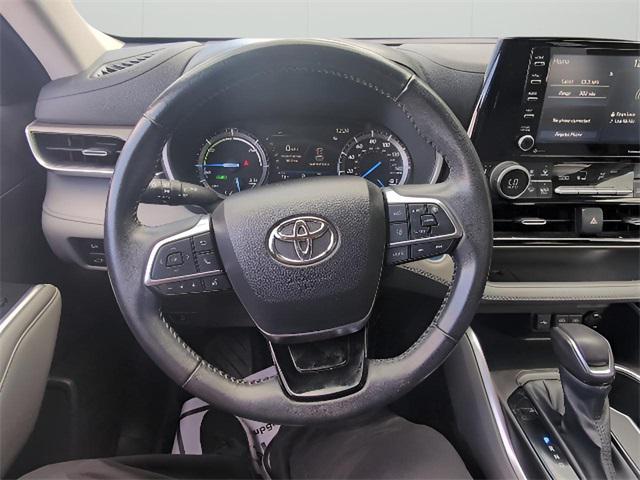 Photo of 2021 Celestial Silver Metallic Toyota Highlander Hybrid