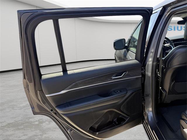 Photo of 2023 Baltic Gray Metallic Clearcoat Jeep Grand Cherokee L