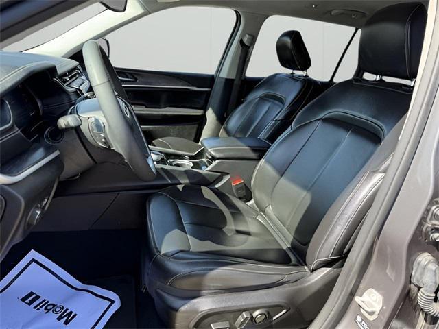 Photo of 2023 Baltic Gray Metallic Clearcoat Jeep Grand Cherokee L