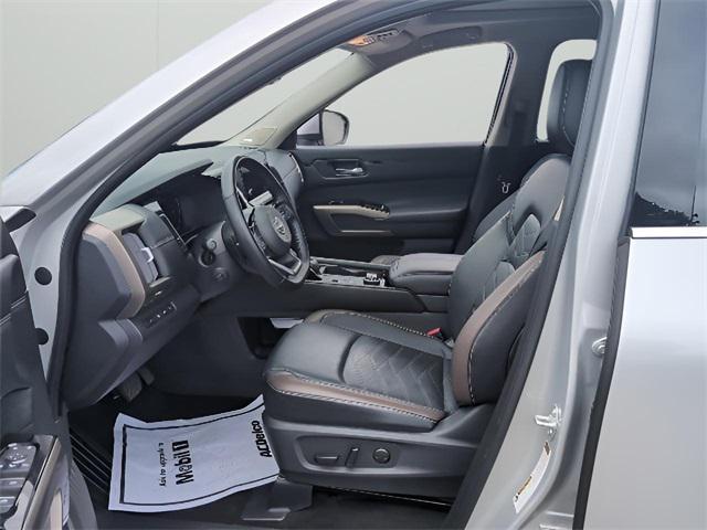 Photo of 2024 Brilliant Silver Metallic Nissan Pathfinder
