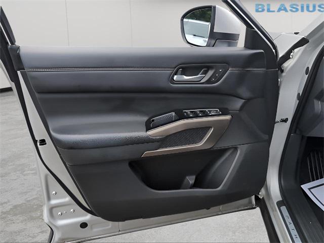 Photo of 2024 Brilliant Silver Metallic Nissan Pathfinder