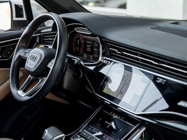Photo of 2021 Glacier White Metallic Audi Q7