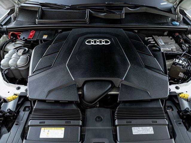 Photo of 2021 Glacier White Metallic Audi Q7