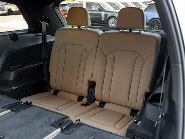 Photo of 2021 Glacier White Metallic Audi Q7