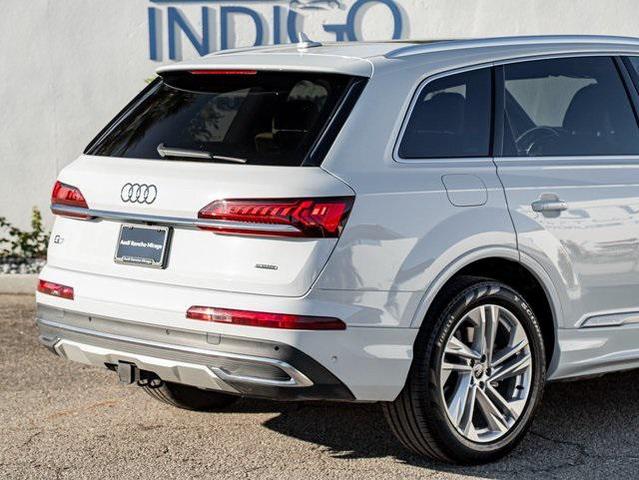 Photo of 2021 Glacier White Metallic Audi Q7