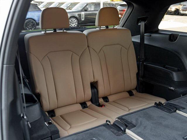 Photo of 2021 Glacier White Metallic Audi Q7
