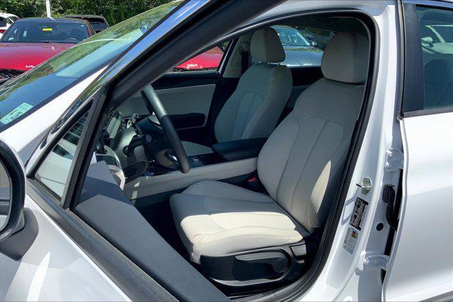 Photo of 2021 Glacial White Pearl Kia K5