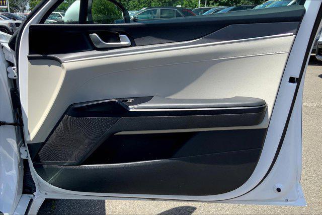 Photo of 2021 Glacial White Pearl Kia K5