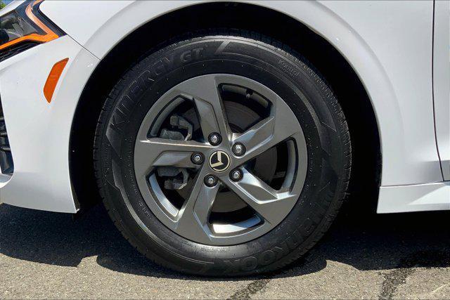 Photo of 2021 Glacial White Pearl Kia K5