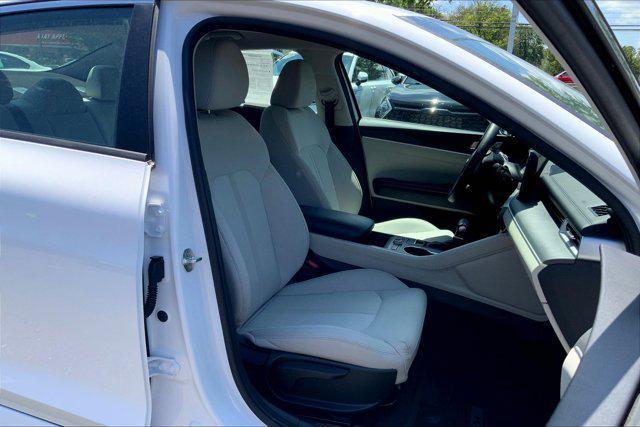 Photo of 2021 Glacial White Pearl Kia K5