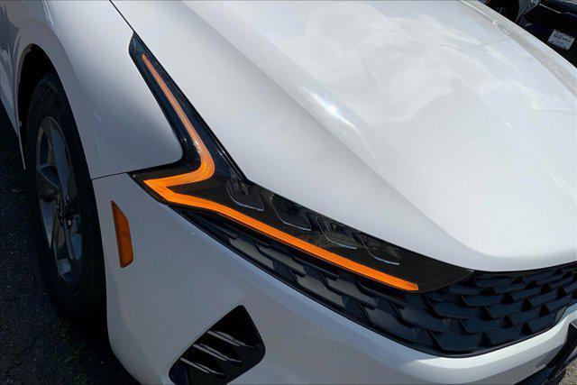 Photo of 2021 Glacial White Pearl Kia K5