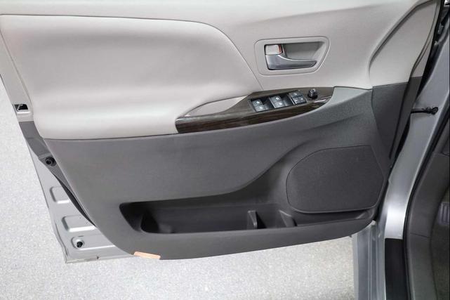 Photo of 2019 Celestial Silver Metallic Toyota Sienna