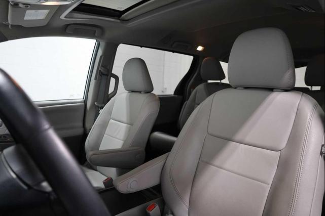 Photo of 2019 Celestial Silver Metallic Toyota Sienna