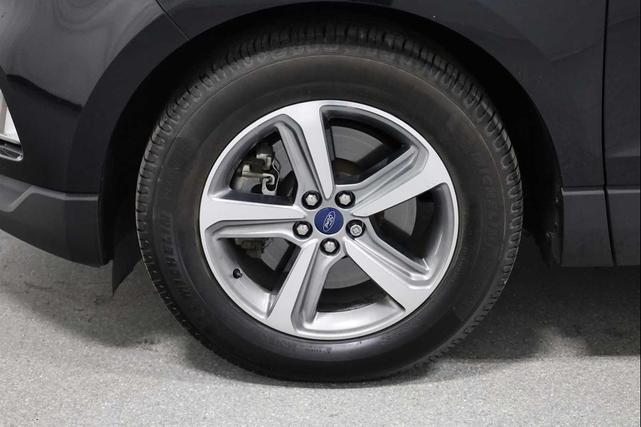 Photo of 2019 Agate Black Metallic Ford Edge