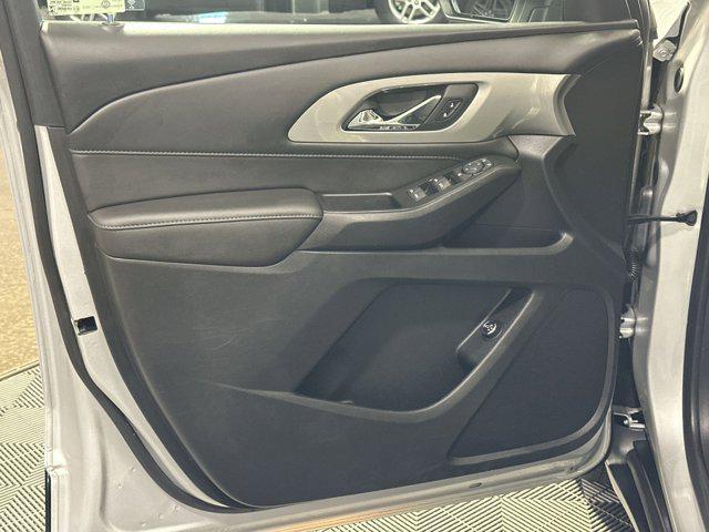 Photo of 2022 Silver Ice Metallic Chevrolet Traverse