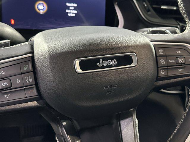 Photo of 2022 Diamond Black Crystal Pearlcoat Jeep Grand Cherokee L