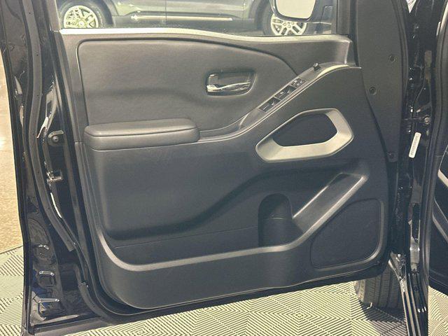 Photo of 2023 Super Black Nissan Frontier