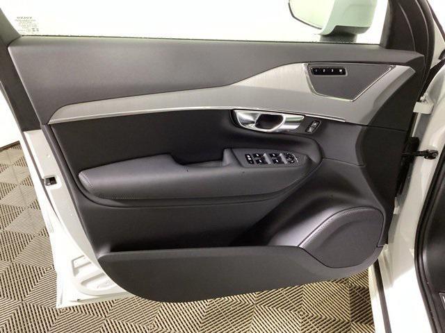 Photo of 2025 Crystal White Metallic Volvo XC90