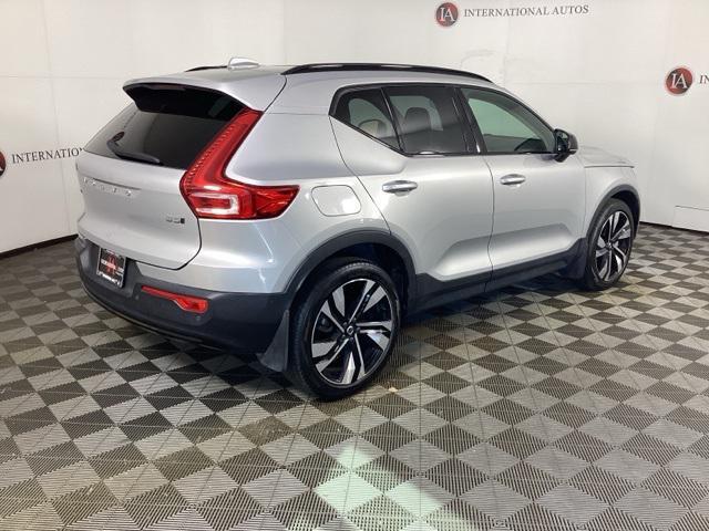 Photo of 2023 Silver Dawn Metallic Volvo XC40