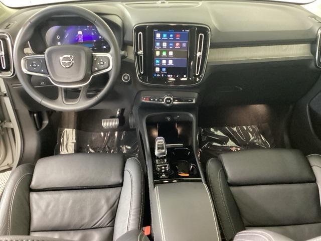Photo of 2023 Silver Dawn Metallic Volvo XC40