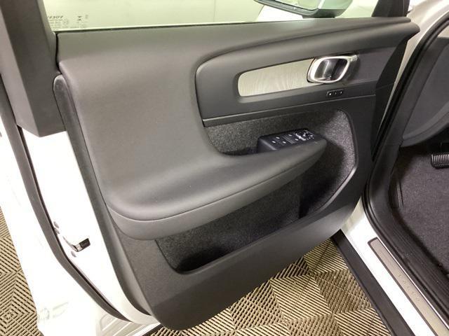 Photo of 2025 Crystal White Pearl Volvo XC40