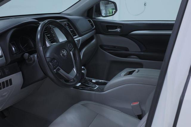 Photo of 2017 Blizzard Pearl Toyota Highlander