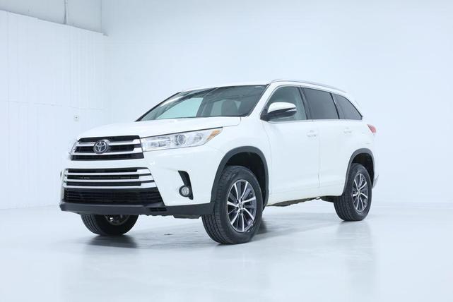 Photo of 2017 Blizzard Pearl Toyota Highlander
